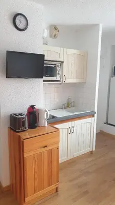 Cuisine ou kitchenette dans l'établissement appartement chaleureux avec terrasse ensoleillée 2 étoiles