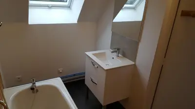 Salle de bains dans l'établissement appartement chaleureux avec terrasse ensoleillée 2 étoiles