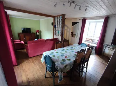Coin salon dans l'établissement Grande maison dans la cité médiévale de Besse