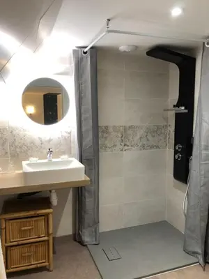 Salle de bains dans l'établissement Le Moulin de Lassalle