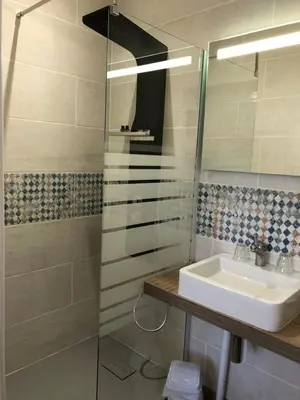 Salle de bains dans l'établissement Le Moulin de Lassalle