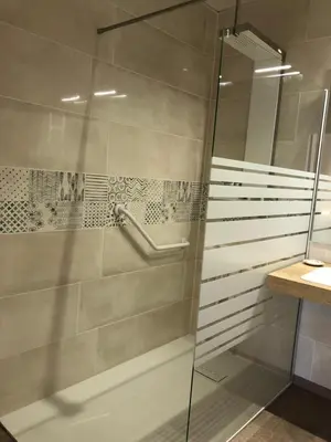 Salle de bains dans l'établissement Le Moulin de Lassalle