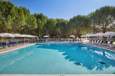 Piscine de l'établissement Résidence Odalys Le Hameau du Moulin ou située à proximité