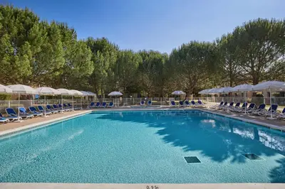 Piscine de l'établissement Résidence Odalys Le Hameau du Moulin ou située à proximité