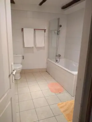 Salle de bains dans l'établissement Le Petit Chat