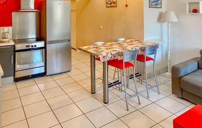 Cuisine ou kitchenette dans l'établissement Beautiful Apartment In La Bourboule