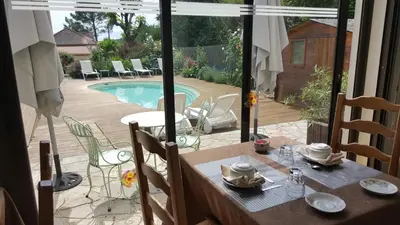 Piscine de l'établissement Hôtel du Puy d'Alon ou située à proximité