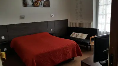 Un ou plusieurs lits dans un hébergement de l'établissement Hôtel du Puy d'Alon