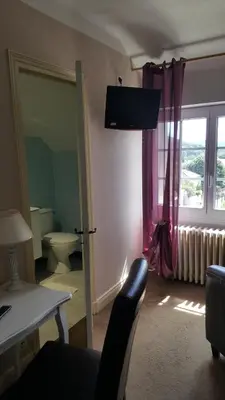 Coin salon dans l'établissement Hôtel du Puy d'Alon