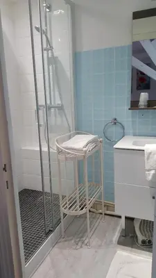 Salle de bains dans l'établissement Hôtel du Puy d'Alon