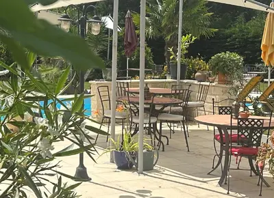 Piscine de l'établissement La perle rouge A Panazol ou située à proximité