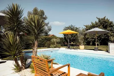 Piscine de l'établissement La perle rouge A Panazol ou située à proximité