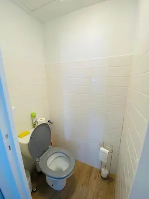 Salle de bains dans l'établissement résidence les pâquerettes N 1