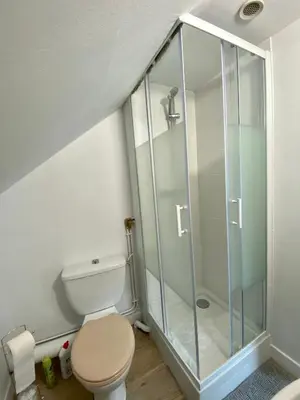 Salle de bains dans l'établissement résidence les pâquerettes N 4