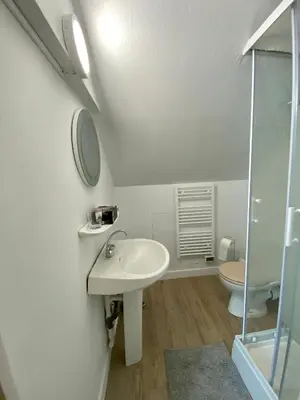 Salle de bains dans l'établissement résidence les pâquerettes N 4