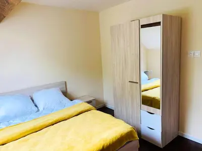 Un ou plusieurs lits dans un hébergement de l'établissement Appartement charmant Orgnac-sur-Vézère avec jardin et parking