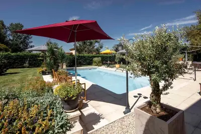 Piscine de l'établissement Merveilleuses chambres d'hôtes à Panazol ou située à proximité