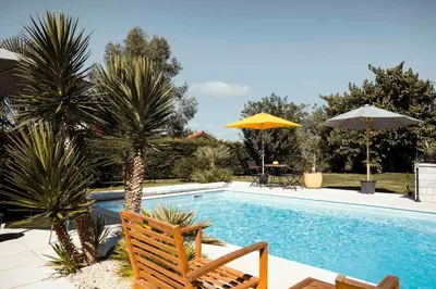 Piscine de l'établissement Merveilleuses chambres d'hôtes à Panazol ou située à proximité