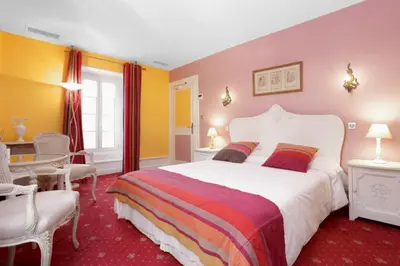 Un ou plusieurs lits dans un hébergement de l'établissement La Roseraie Hôtel Restaurant