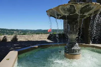 Piscine de l'établissement Hôtel Grand Confort Le Moulin Rouge ou située à proximité