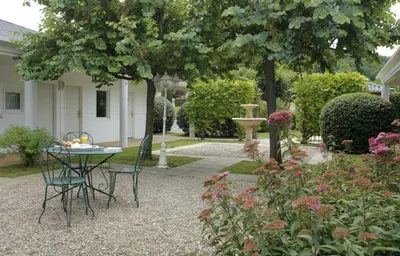 Jardin de l'établissement Hôtel Grand Confort Le Moulin Rouge