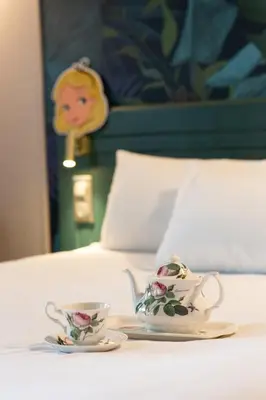 Un ou plusieurs lits dans un hébergement de l'établissement Hôtel Grand Confort Le Moulin Rouge