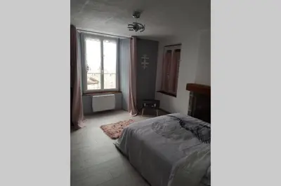 Un ou plusieurs lits dans un hébergement de l'établissement Joli appartement à Murat proche du Lioran Cantal