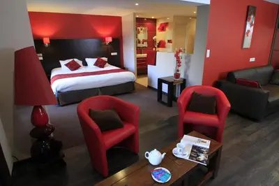 Un ou plusieurs lits dans un hébergement de l'établissement Hôtel Restaurant Les Coquelicots, The Originals Relais