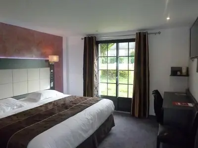 Un ou plusieurs lits dans un hébergement de l'établissement Hôtel Restaurant Les Coquelicots, The Originals Relais