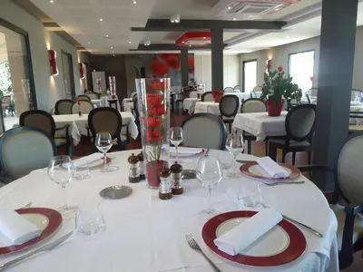 Restaurant ou autre lieu de restauration dans l'établissement Hôtel Restaurant Les Coquelicots, The Originals Relais