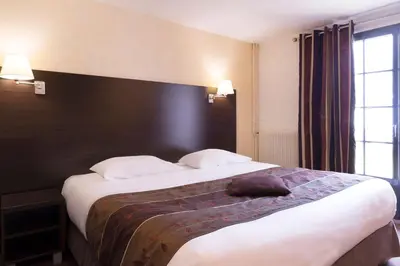 Un ou plusieurs lits dans un hébergement de l'établissement Hôtel Restaurant Les Coquelicots, The Originals Relais