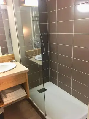 Salle de bains dans l'établissement La Randonnée Résidence Le Bec de L'Aigle