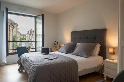 Un ou plusieurs lits dans un hébergement de l'établissement Le Reflet Citadin - 1 Chambre