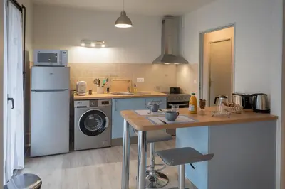 Cuisine ou kitchenette dans l'établissement Le Reflet Citadin - 1 Chambre