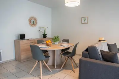 Coin salon dans l'établissement Le Reflet Citadin - 1 Chambre