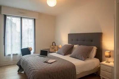 Un ou plusieurs lits dans un hébergement de l'établissement Le Reflet Citadin - 1 Chambre