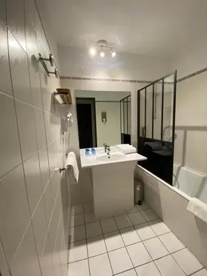 Salle de bains dans l'établissement Le Relais de Castelnau