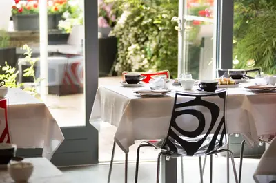 Restaurant ou autre lieu de restauration dans l'établissement Charme et Caractère Le Turenne - Contact Hôtels
