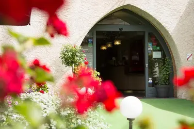 Façade ou entrée de l'établissement Charme et Caractère Le Turenne - Contact Hôtels