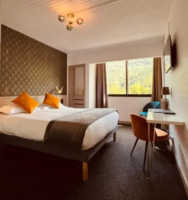 Un ou plusieurs lits dans un hébergement de l'établissement The Originals Boutique Hotel Le Panorama Mont Dore