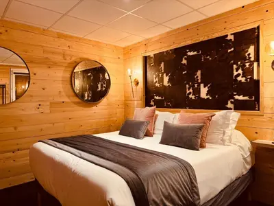 Un ou plusieurs lits dans un hébergement de l'établissement The Originals Boutique Hotel Le Panorama Mont Dore