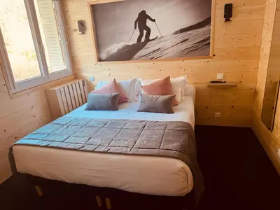 Un ou plusieurs lits dans un hébergement de l'établissement The Originals Boutique Hotel Le Panorama Mont Dore