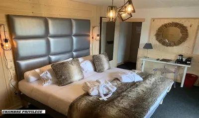 Un ou plusieurs lits dans un hébergement de l'établissement The Originals Boutique Hotel Le Panorama Mont Dore