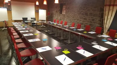 Espace de conférence ou salle de réunion dans l'établissement The Originals Boutique Hotel Le Panorama Mont Dore