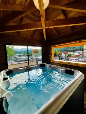 Piscine de l'établissement Logis Hôtel Restaurant Beau Site ou située à proximité