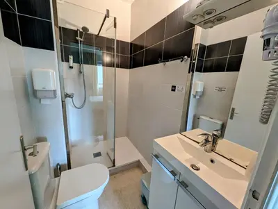 Salle de bains dans l'établissement Logis Hôtel Restaurant Beau Site
