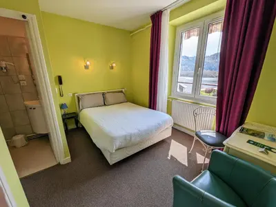 Un ou plusieurs lits dans un hébergement de l'établissement Logis Hôtel Restaurant Beau Site