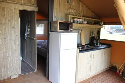 Cuisine ou kitchenette dans l'établissement Glamping Lac du Causse