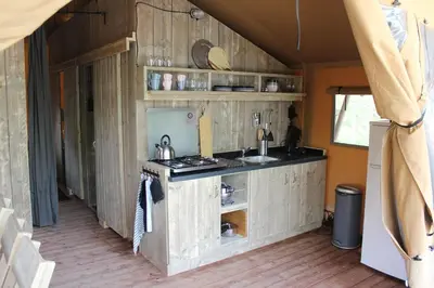 Cuisine ou kitchenette dans l'établissement Glamping Lac du Causse