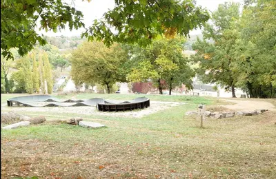 Jardin de l'établissement Glamping Lac du Causse